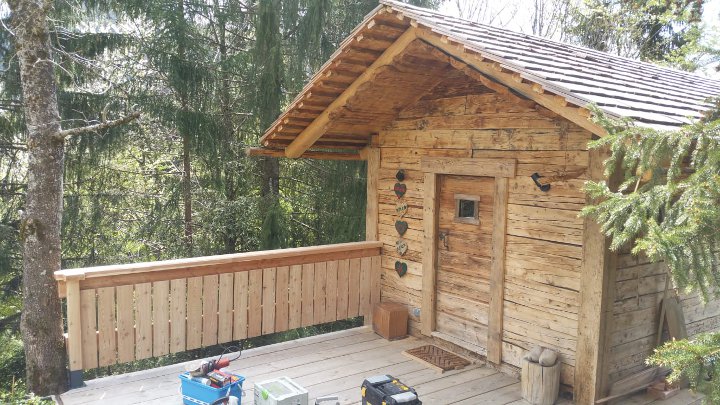 Rfection du toit du mazot, remise en tat du mazot, cration terrasse et barrire