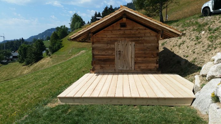 Rfection du toit du mazot, remise en tat du mazot, cration terrasse et barrire