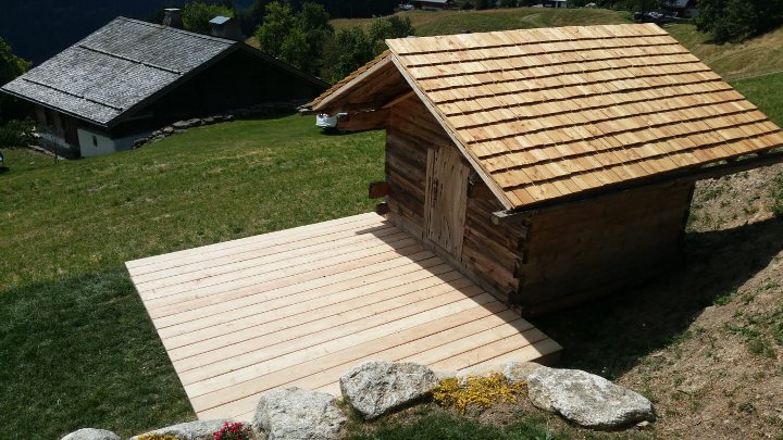 Dmontage et remontage d'un ancien mazot et  cration d'une terrasse