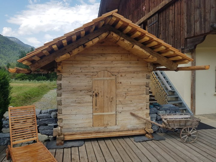 Remise en tat du vieux mazot et rfection de son toit