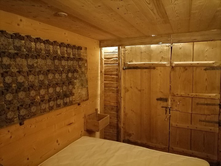 Placard ralis sur base de portes de grange