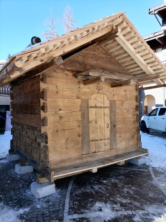 Dmontage et remontage d'un ancien mazot  Doucy-Valmorel