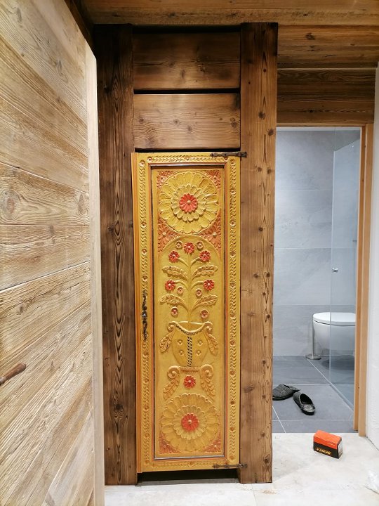 Mise en place d'une porte d'armoire pour placard