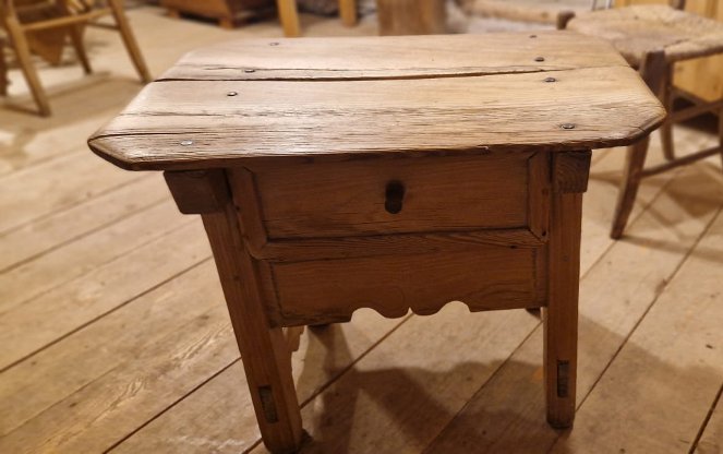 Petite table Suisse en m�l�ze