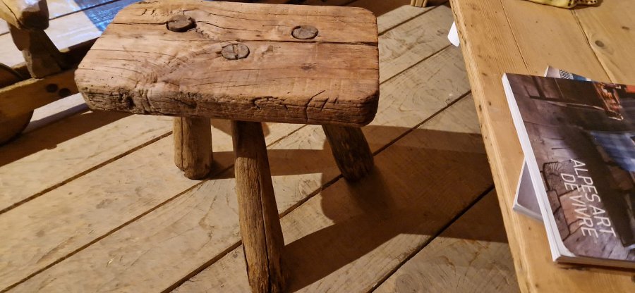 Tabouret 3 pieds en ch�taignier hauteur 37 cm