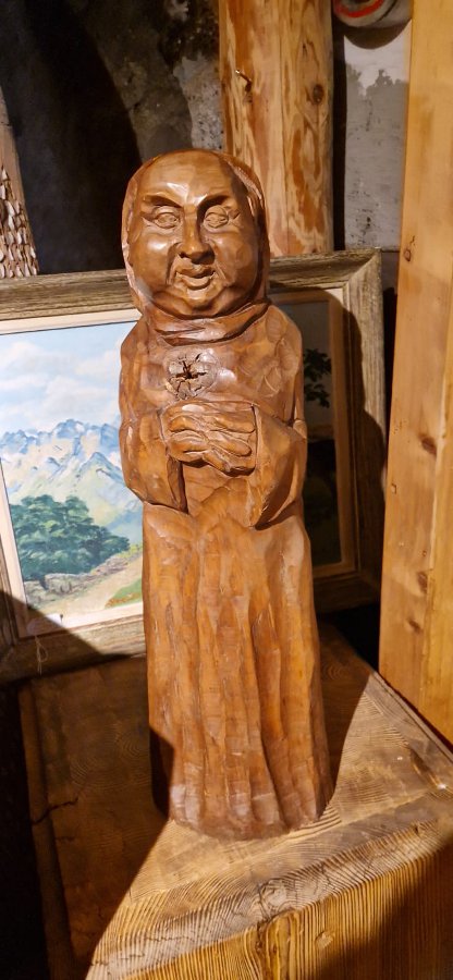 Moine sculpture de montagne en arolle
