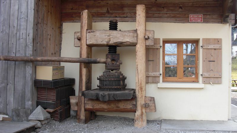 Pressoir  pomme de montagne en sapin et en htre poque 1750 environ