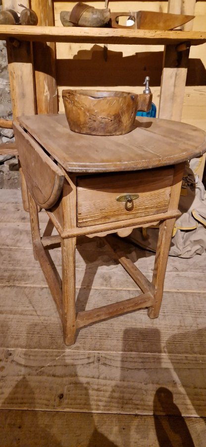 Petite table pliante du Valais Suisse